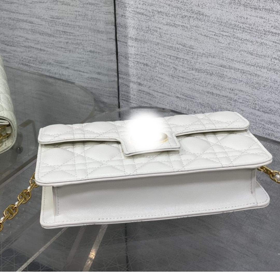 Elegant Pearl Chain Designer Handbag – Luxury Lambskin Shoulder Bag with Classic Quilted Texture (21×11.5×4.5 cm)
