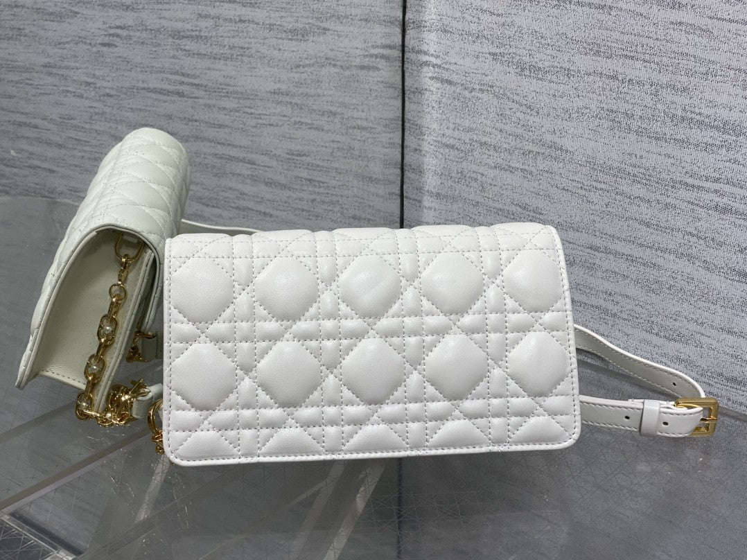 Elegant Pearl Chain Designer Handbag – Luxury Lambskin Shoulder Bag with Classic Quilted Texture (21×11.5×4.5 cm)