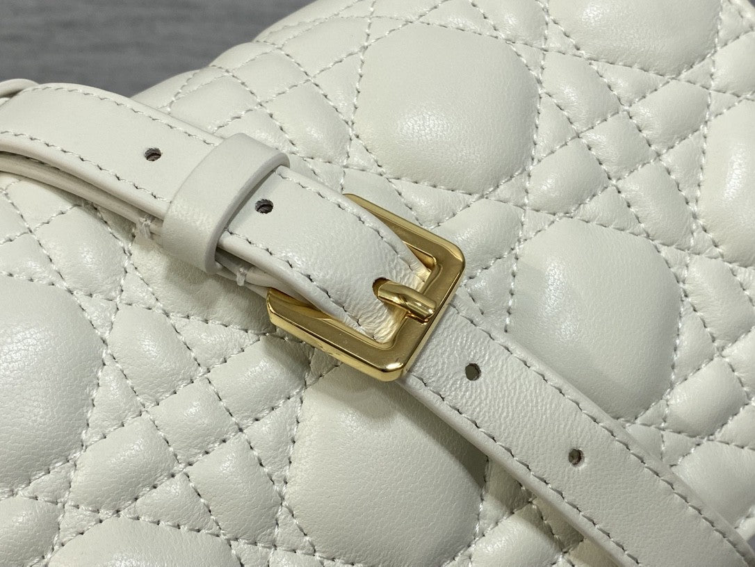 Elegant Pearl Chain Designer Handbag – Luxury Lambskin Shoulder Bag with Classic Quilted Texture (21×11.5×4.5 cm)