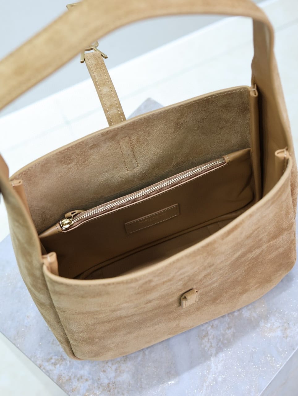 Vintage Suede Shoulder Bag – Elegant Minimalist Design (23×22×8.5cm)