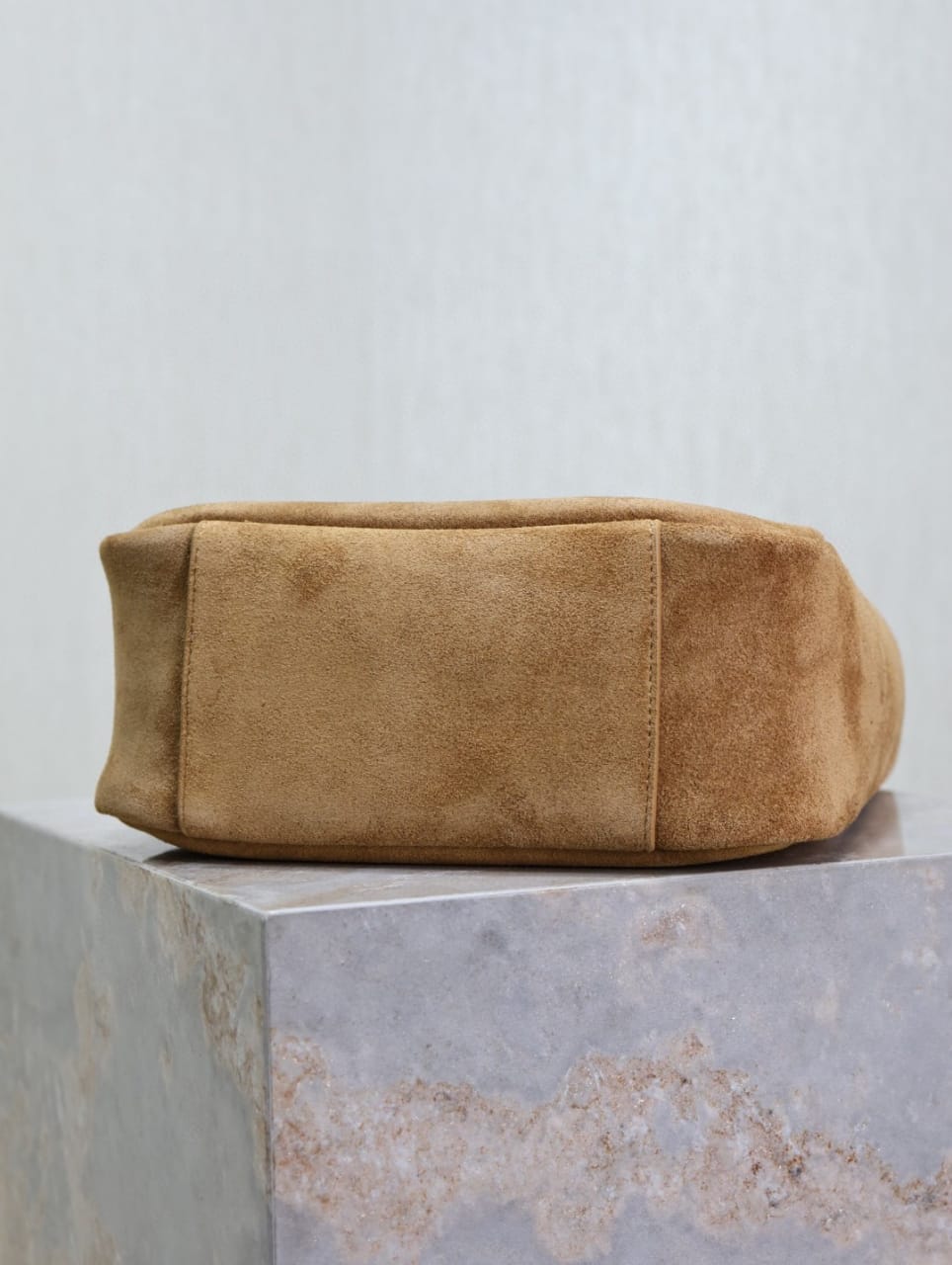 Vintage Suede Shoulder Bag – Elegant Minimalist Design (23×22×8.5cm)