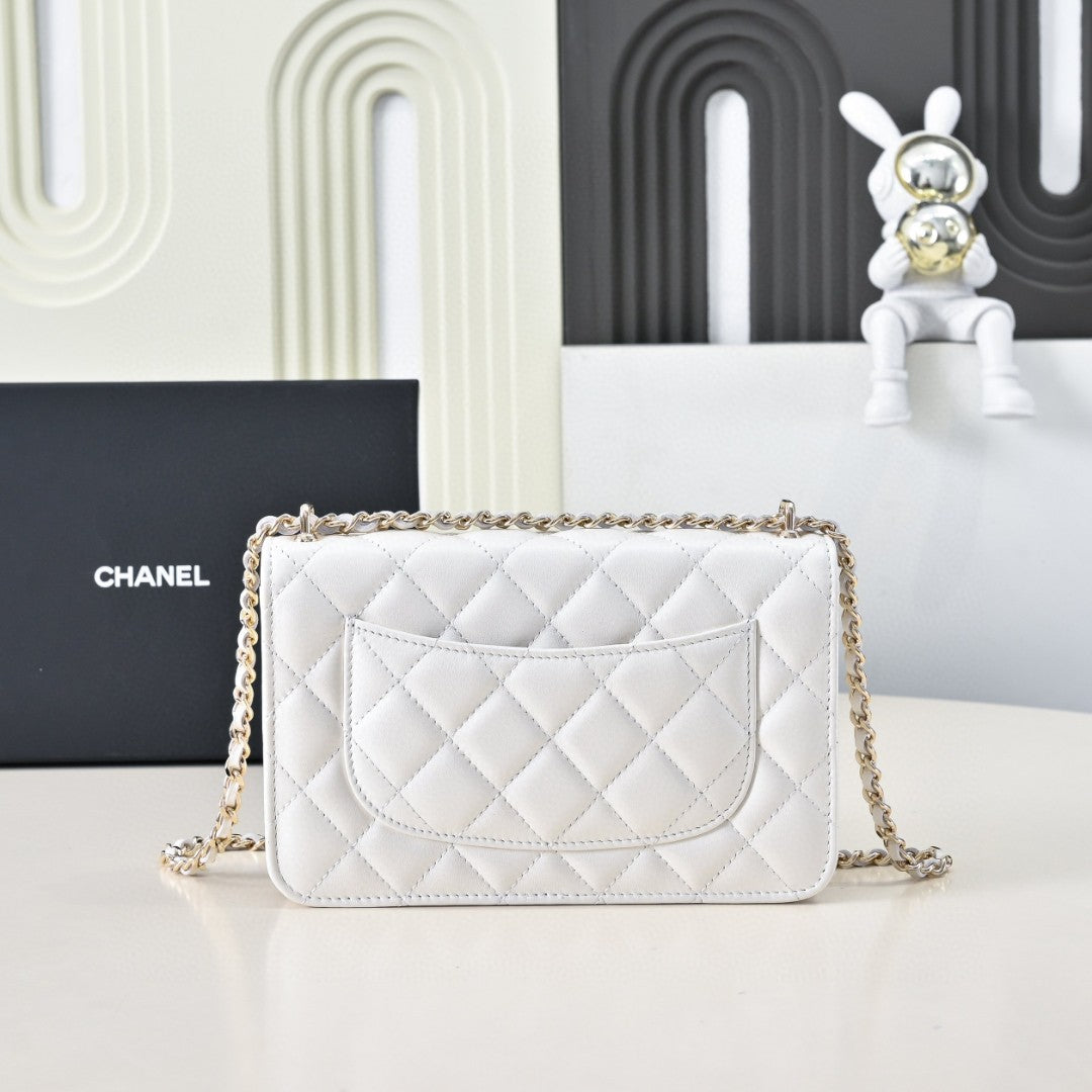 Luxury Quilted Chain Shoulder Bag – Mini Lambskin Crossbody Handbag with Heart Charm for Women