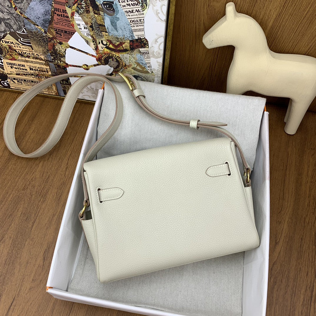 Luxury Leather Messenger Handbag with Gold-Tone Hardware – 25cm Elegant Shoulder & Crossbody Bag