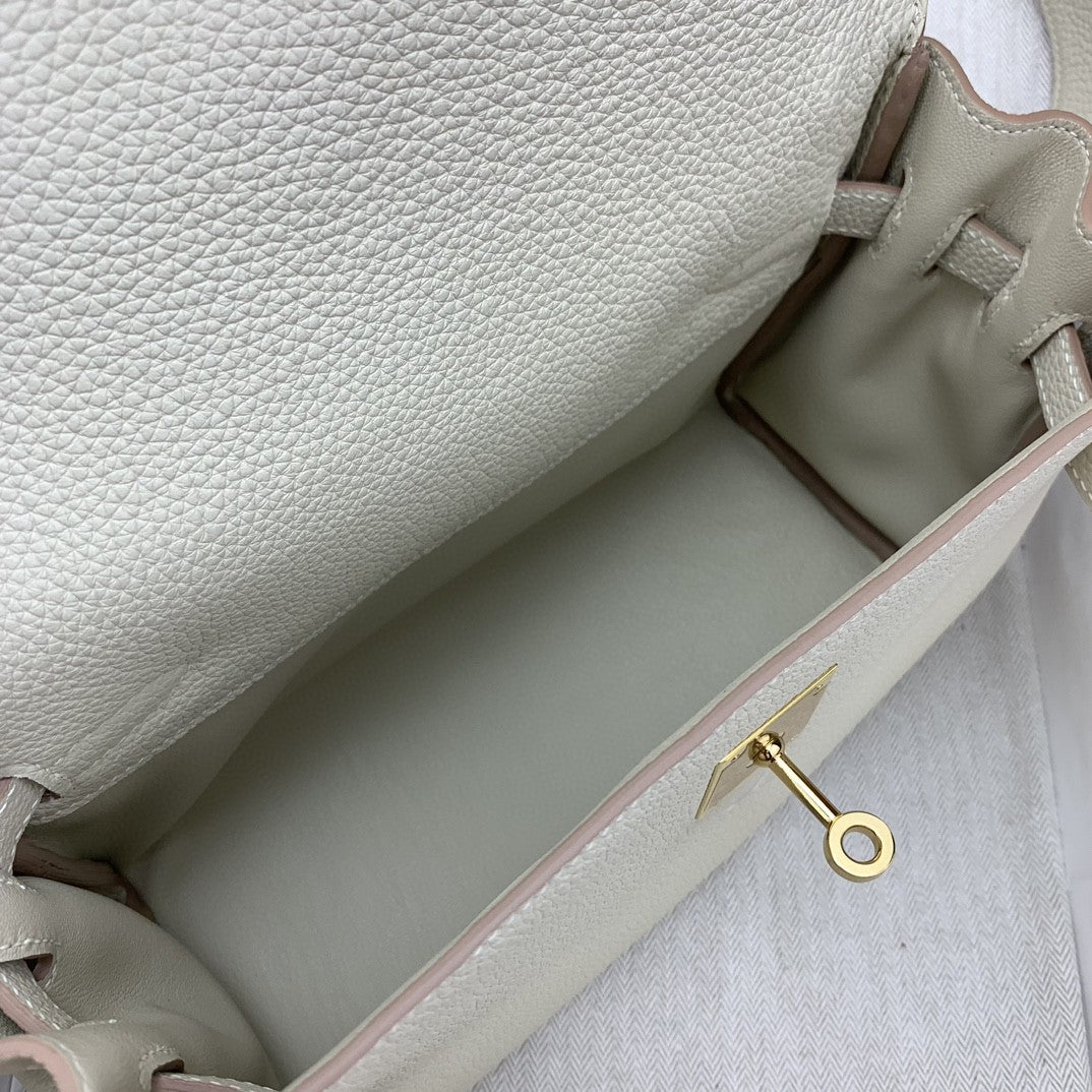 Luxury Leather Messenger Handbag with Gold-Tone Hardware – 25cm Elegant Shoulder & Crossbody Bag