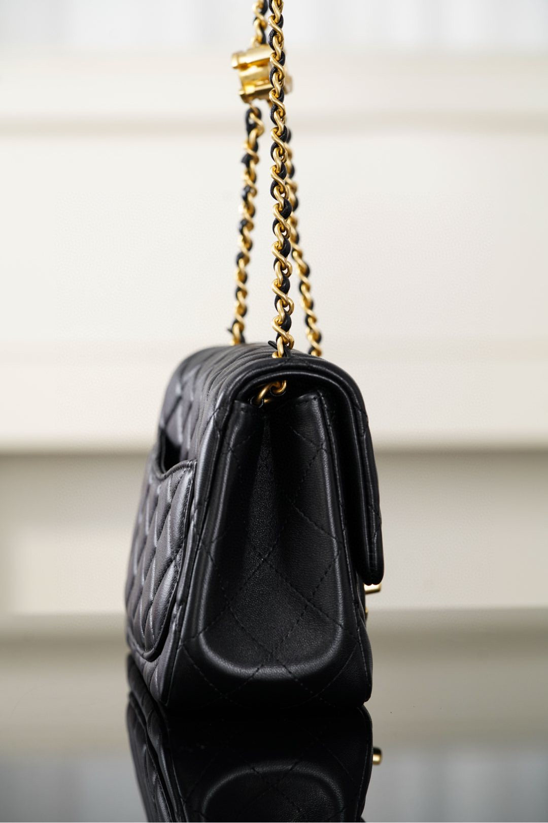 Luxury Quilted Chain Shoulder Bag – Adjustable Strap, Compact & Elegant – Black Lambskin Finish