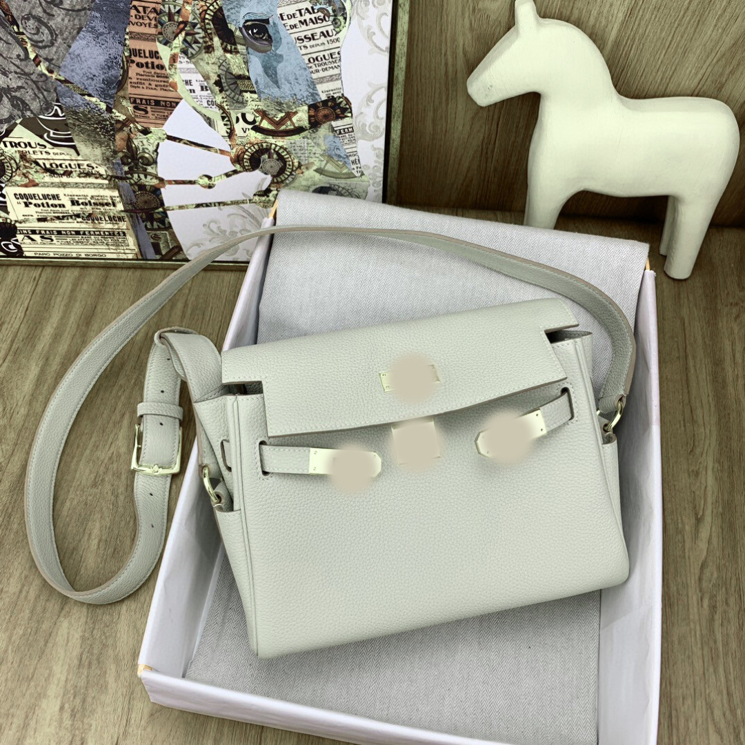 Luxury Leather Messenger Handbag with Gold-Tone Hardware – 25cm Elegant Shoulder & Crossbody Bag