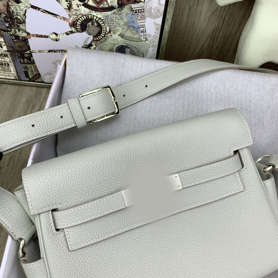 Luxury Leather Messenger Handbag with Gold-Tone Hardware – 25cm Elegant Shoulder & Crossbody Bag