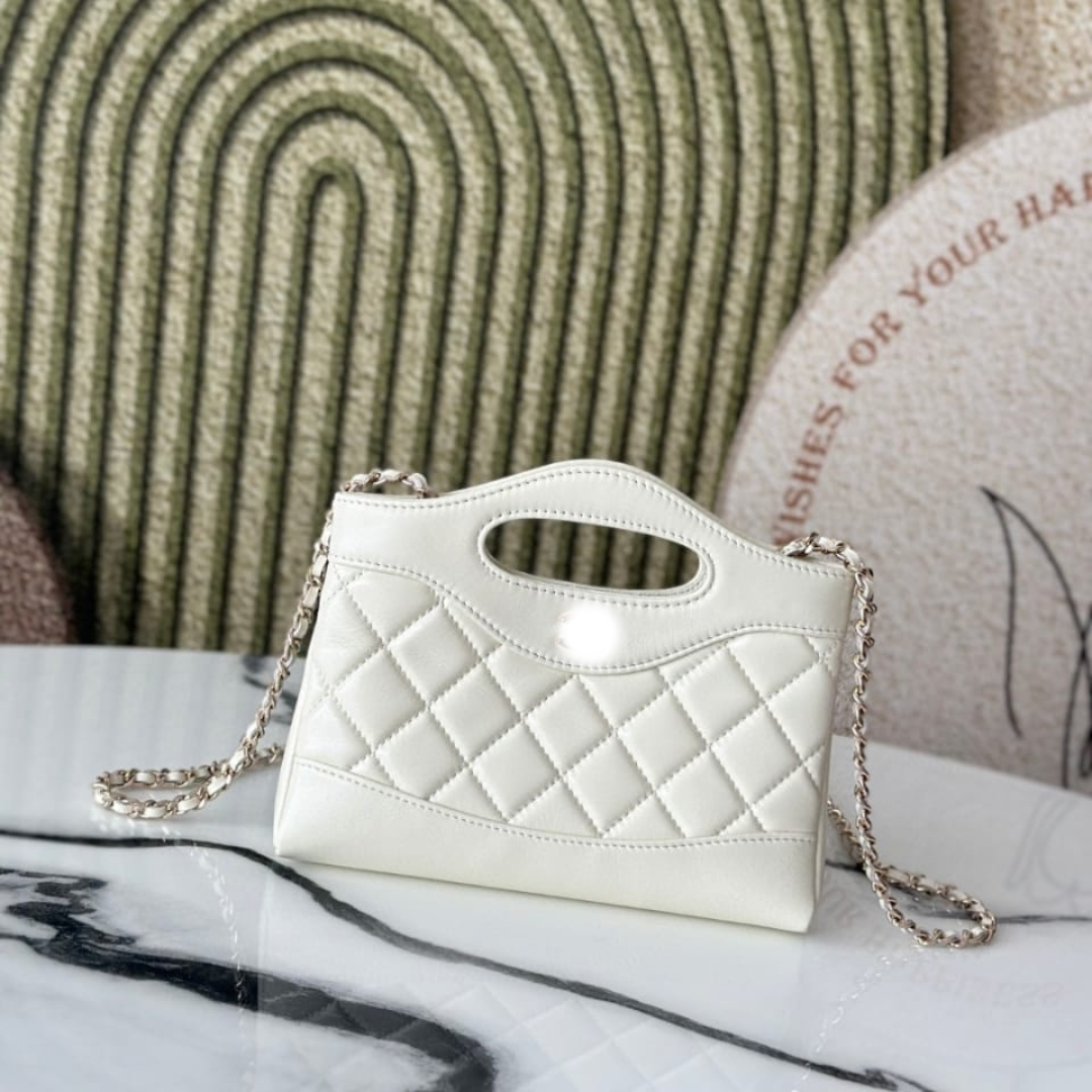 Luxury Mini Designer Handbag – Soft Lambskin Leather, Elegant Gold-Tone Hardware, 17.5×20×5cm