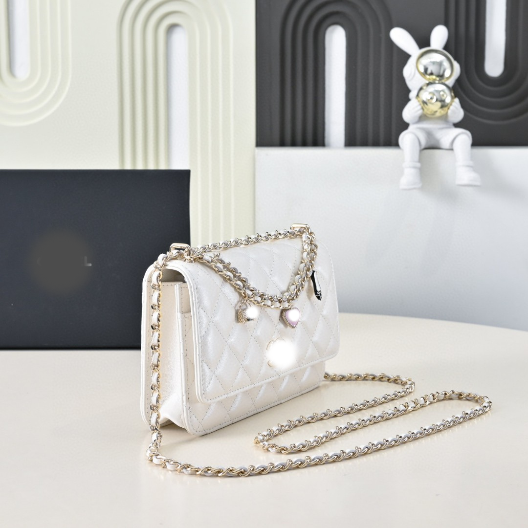 Luxury Quilted Chain Shoulder Bag – Mini Lambskin Crossbody Handbag with Heart Charm for Women