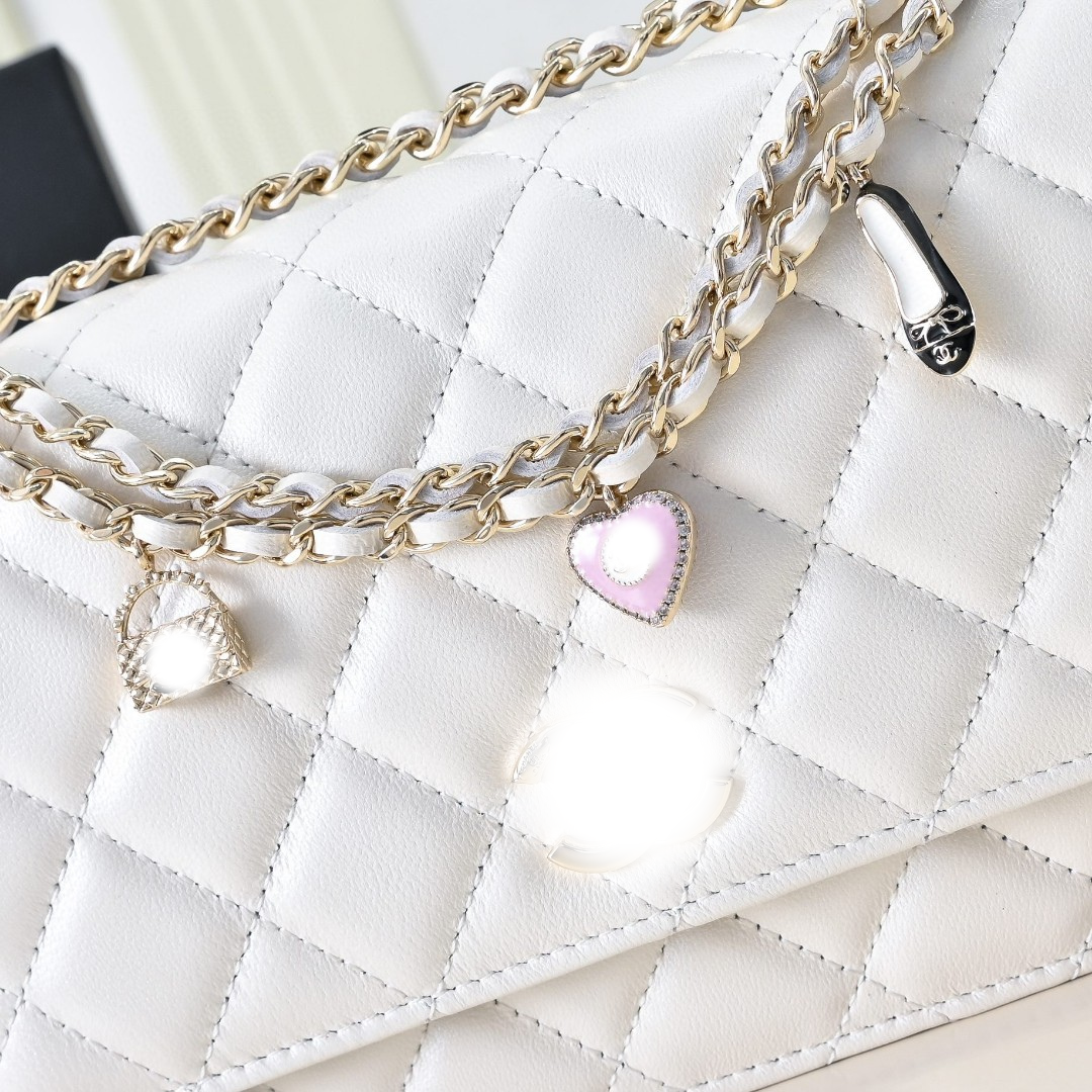 Luxury Quilted Chain Shoulder Bag – Mini Lambskin Crossbody Handbag with Heart Charm for Women
