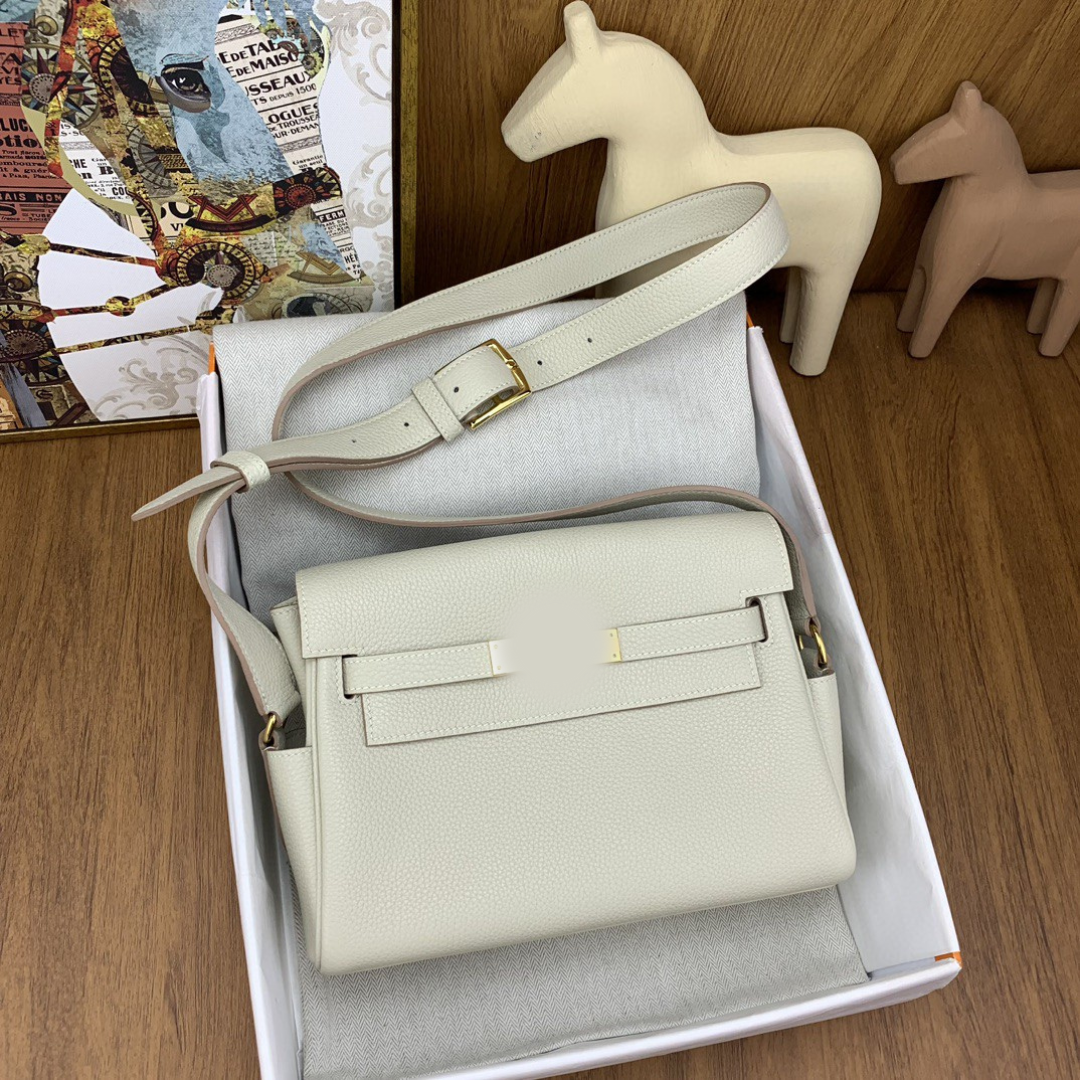 Luxury Leather Messenger Handbag with Gold-Tone Hardware – 25cm Elegant Shoulder & Crossbody Bag