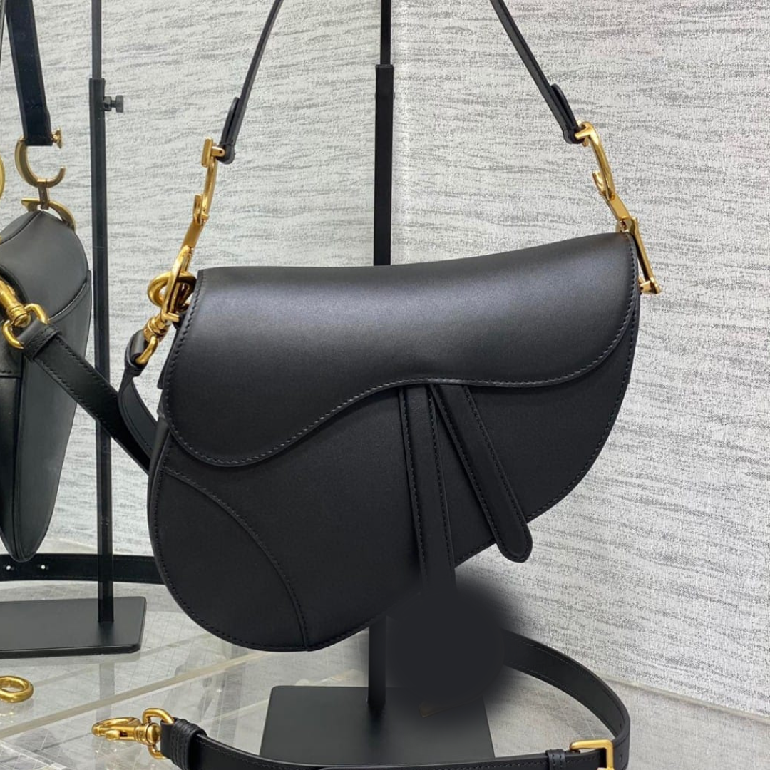 Luxury Curved Silhouette Shoulder Bag – Elegant Black with Gold Hardware (24×6×18cm)