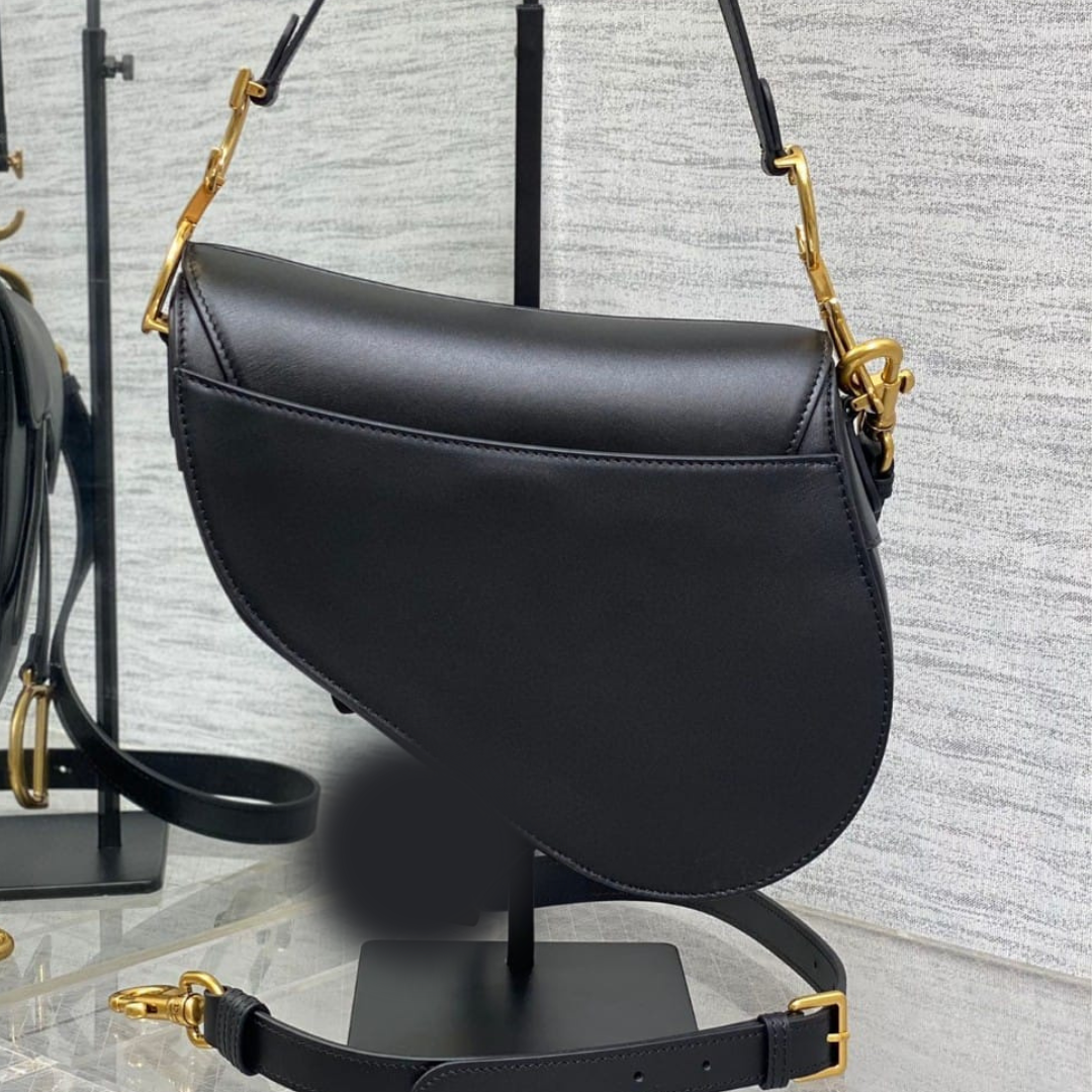 Luxury Curved Silhouette Shoulder Bag – Elegant Black with Gold Hardware (24×6×18cm)