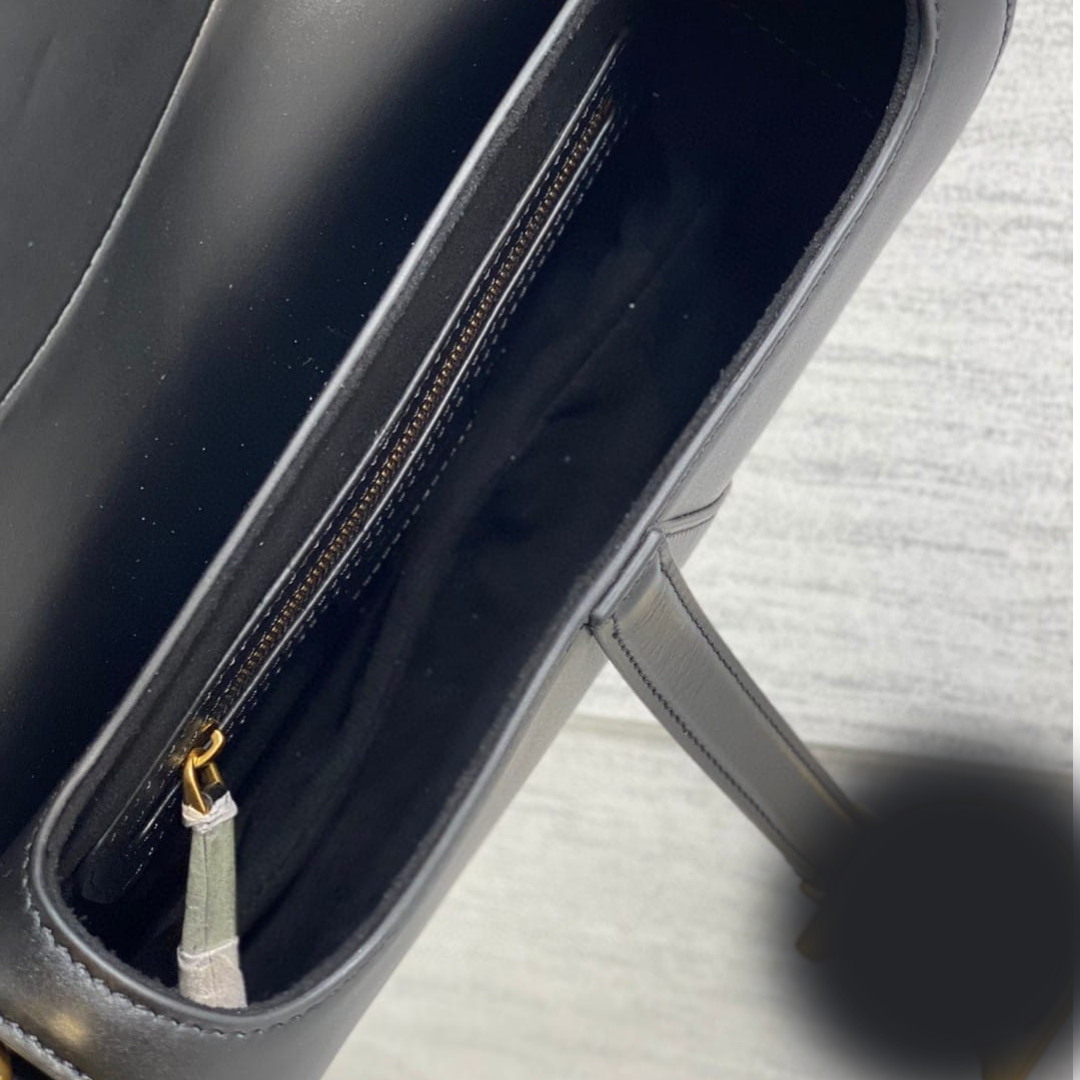 Luxury Curved Silhouette Shoulder Bag – Elegant Black with Gold Hardware (24×6×18cm)