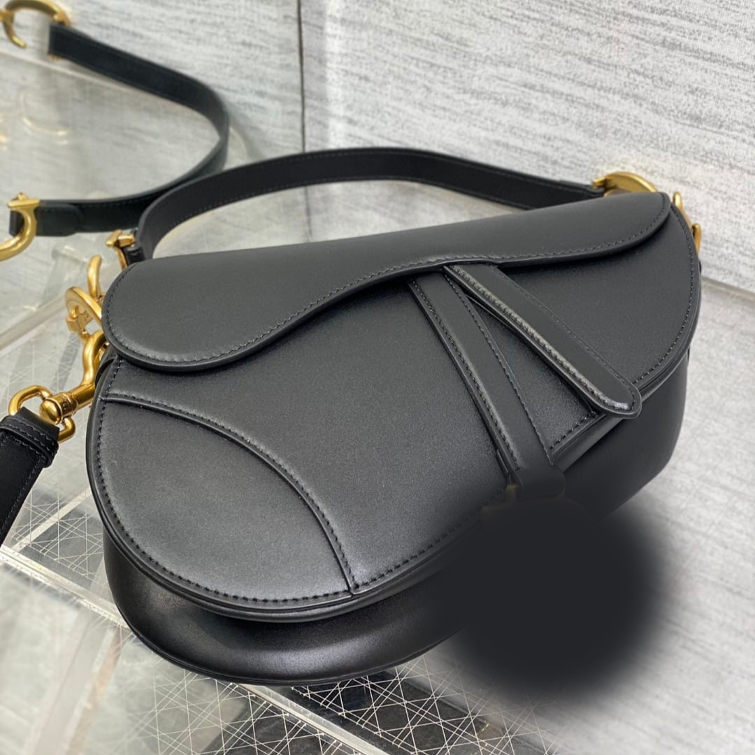 Luxury Curved Silhouette Shoulder Bag – Elegant Black with Gold Hardware (24×6×18cm)
