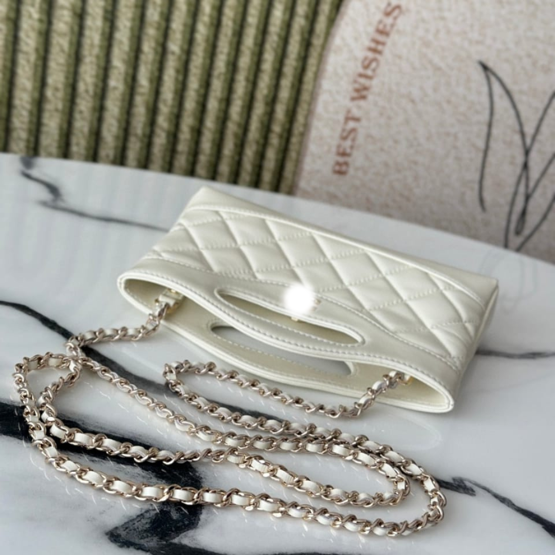 Luxury Mini Designer Handbag – Soft Lambskin Leather, Elegant Gold-Tone Hardware, 17.5×20×5cm